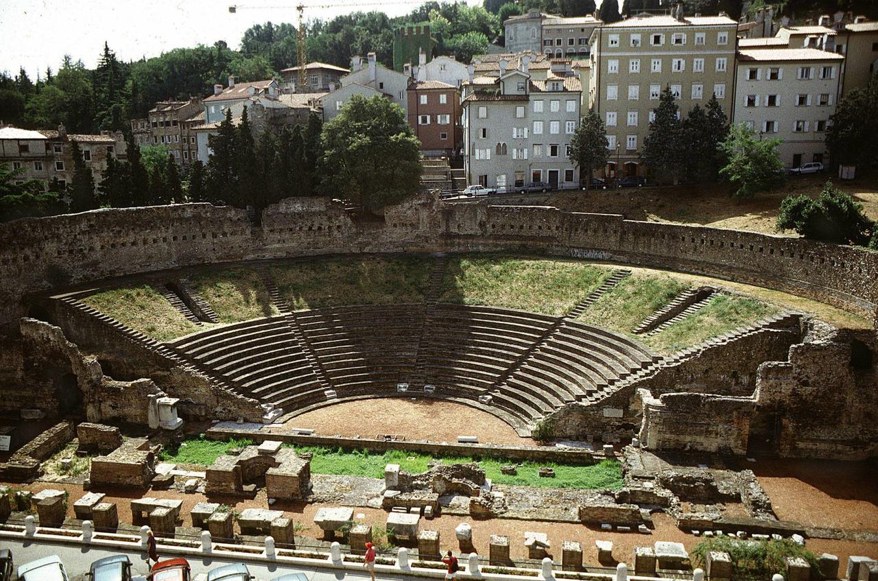 Residence Teatro Romano Trieste Esterno foto